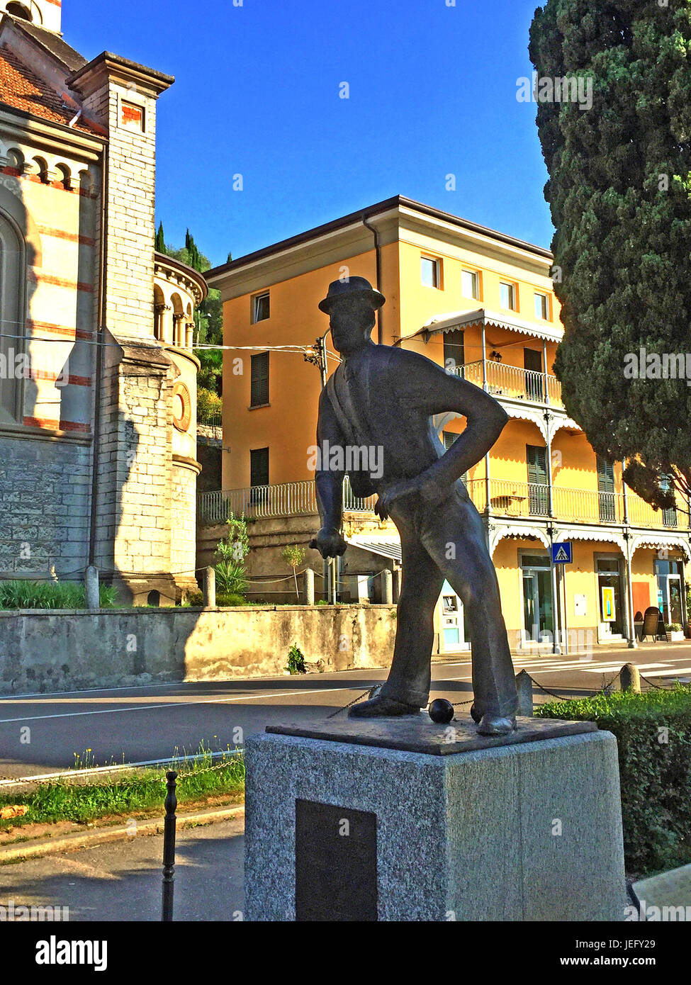 KONRAD ADENAUER (1876-1967) statue de boules à jouer en face de l'eau à Cadenabbia sur le lac de Côme, Italie.Son institut est dans le village. Banque D'Images