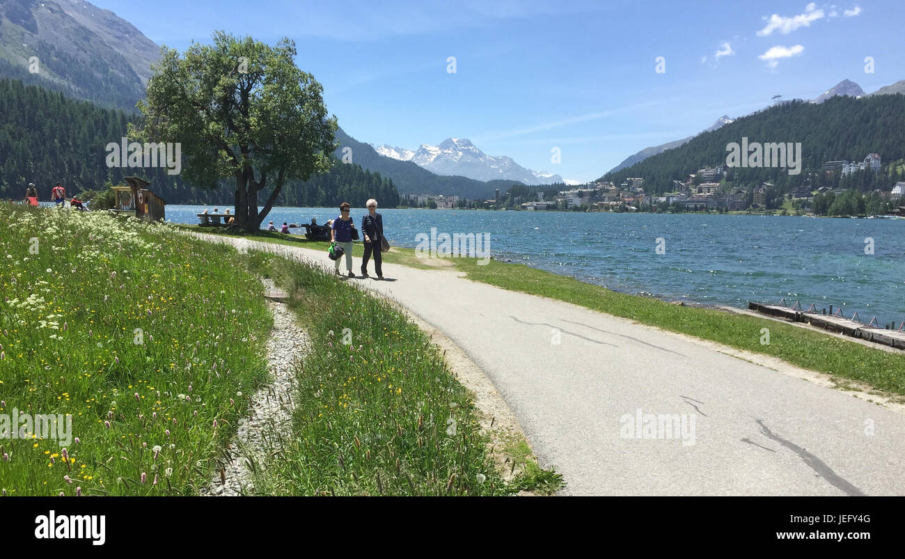 ST. MORITZ, Suisse, vue sur le lac du même nom. Photo : Tony Gale Banque D'Images