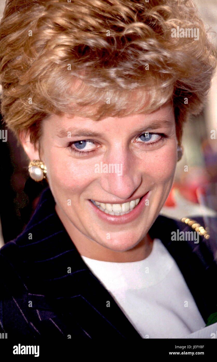 16 décembre 1993. Londres, Angleterre. Une princesse Diana souriante à l'Institut des Arts contemporains photo The Henshaw Archive Banque D'Images