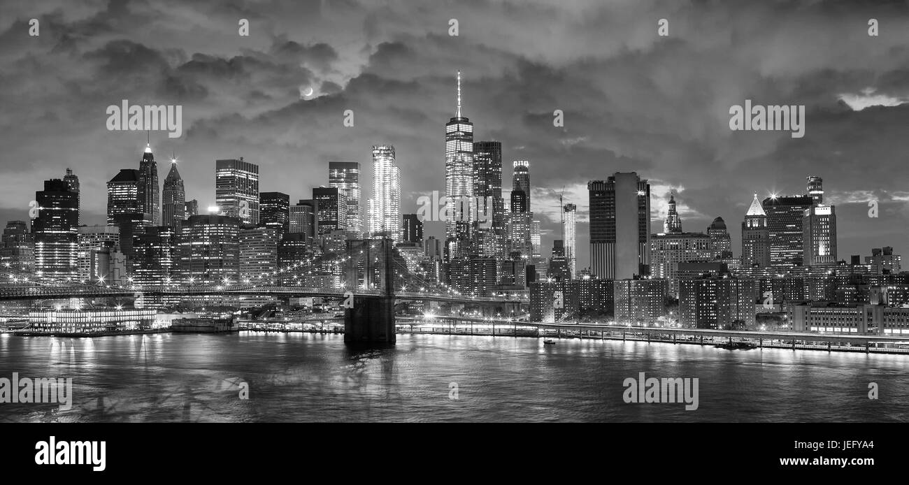 Noir et blanc photo panoramique de la ville de New York la nuit, USA. Banque D'Images