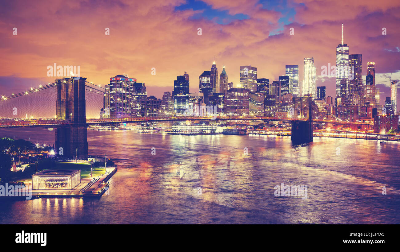 Tons couleur image panoramique de la ville de New York la nuit, USA. Banque D'Images