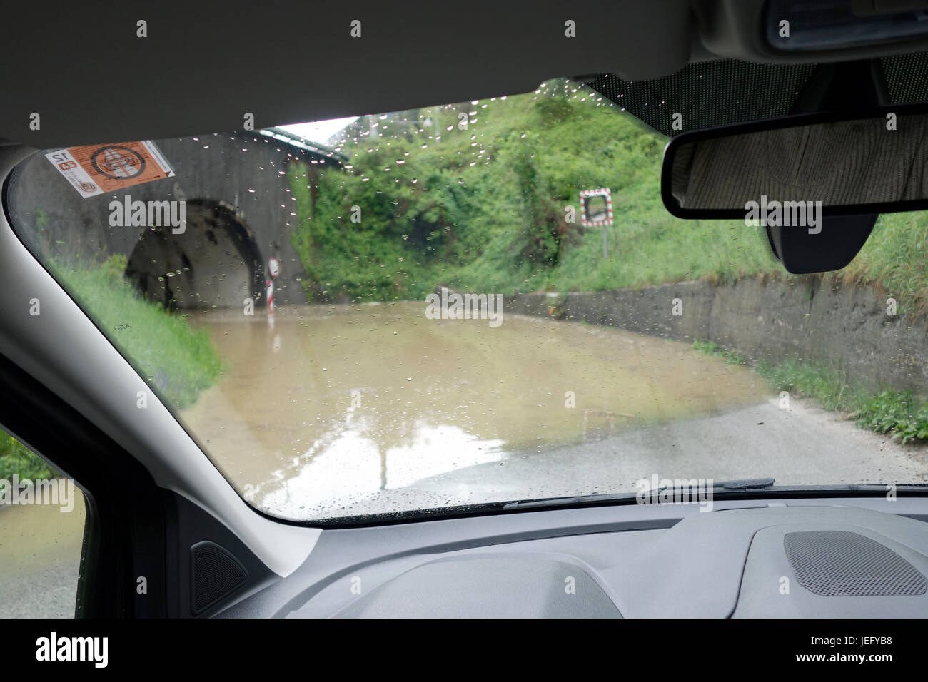 Point de vue du pilote. Une voiture pile en face de la route inondée. Marija Gradec, Lasko, Slivenia Lahomnica, la rivière Savinja et inondé d'eau après le passage inférieur Banque D'Images