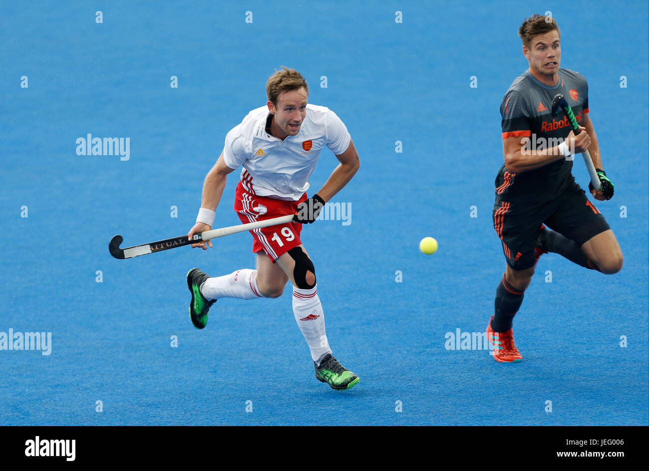 David Goodfield d'Angleterre (à gauche) et Sander de Wijn des Pays-Bas au cours de la Ligue de hockey du monde, demi-finale match à Lee Valley Hockey Centre, Londres. Banque D'Images