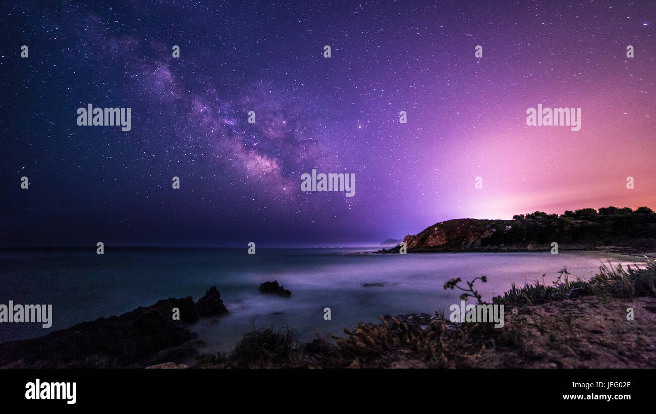 Une belle voie lactée dans le ciel de la Sardaigne dans un jour de l'été Banque D'Images