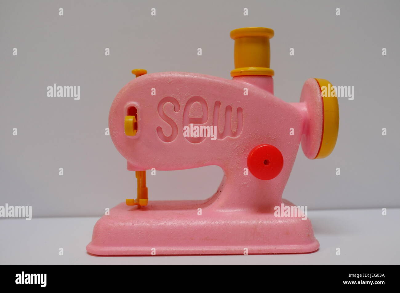 Machine à coudre vintage rose jouet en plastique jaune Banque D'Images