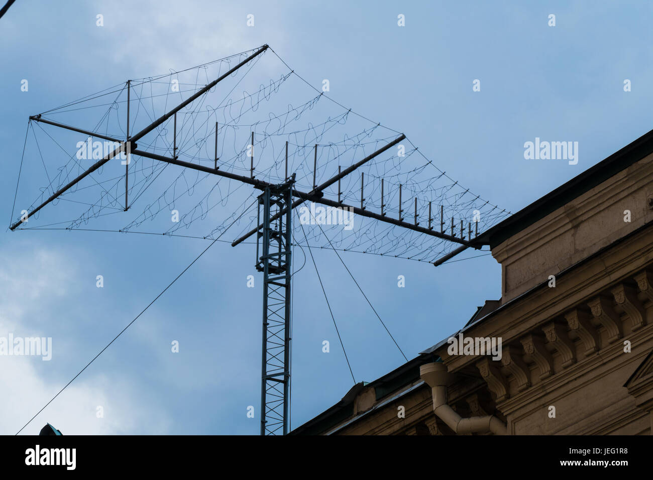 L'onde courte antenne sur le ciel Banque D'Images
