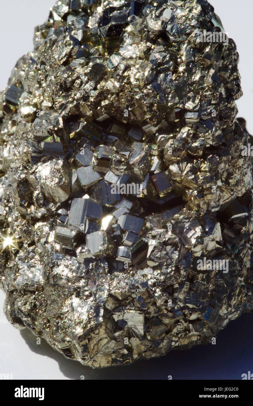 Or de l'idiot, pyrite de fer, (sulfure de fer), (FeS₂), minéral. Macro photo. Royaume-Uni, juin 2017. Banque D'Images