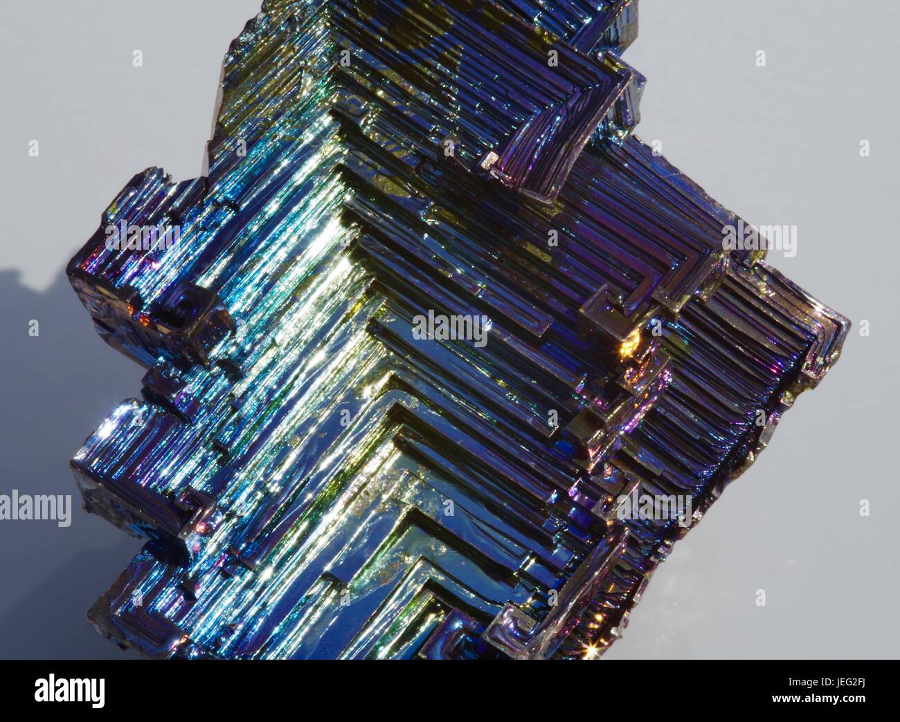 Cristal Bismuth modèle affichant la réfraction irisé. Photographie Macro. UK. Juin, 2017. Banque D'Images