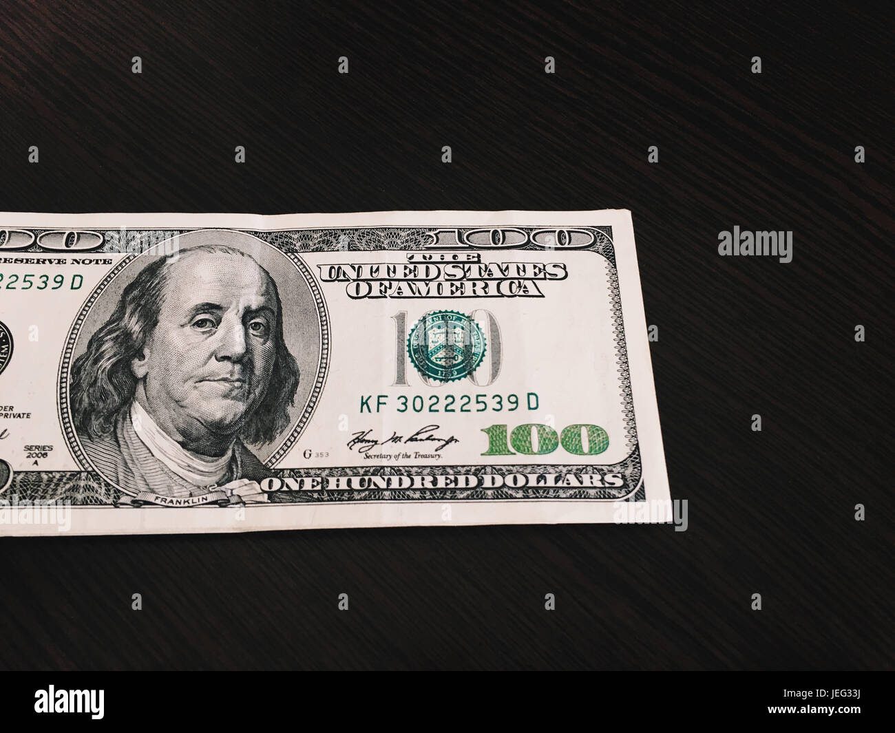 Une centaine de dollars sur la table Banque D'Images