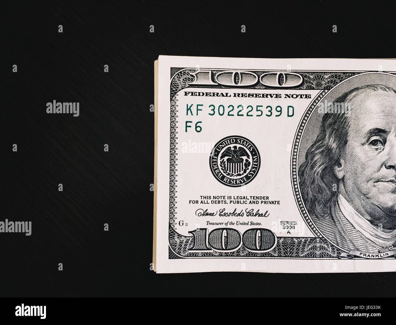 Une centaine de dollars sur la table Banque D'Images