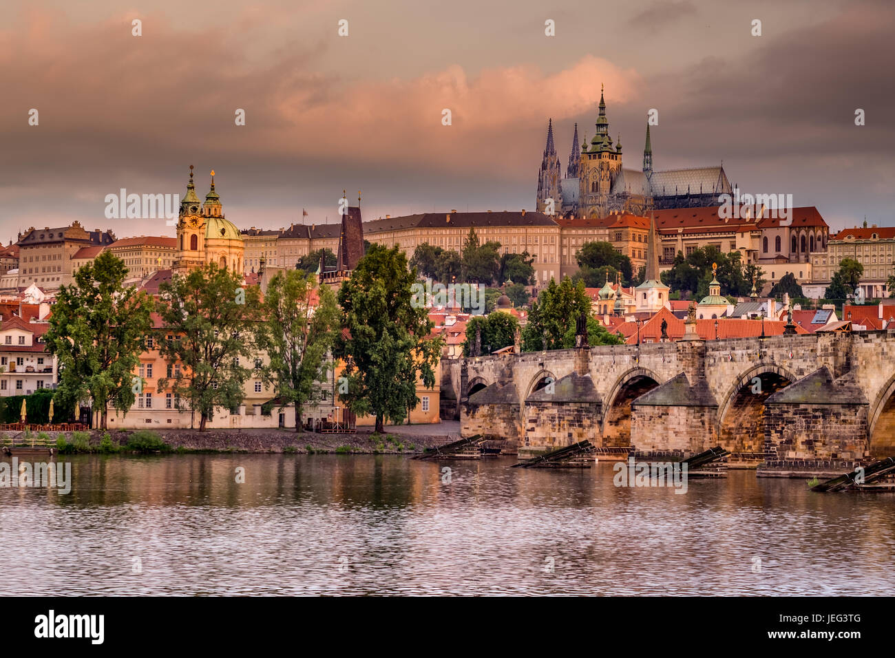 Le Pont Charles et le château de Prague sur la Vltava Banque D'Images