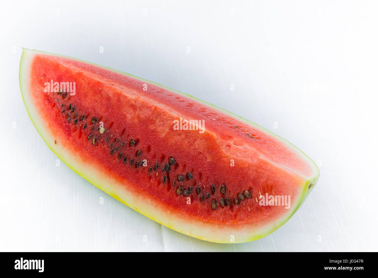 Watermelon coupées en deux ou en segments.demi-lune. Fruit d'été méditerranéen ou sicilienne. Sur fond blanc Coupe. ressource graphique. Banque D'Images