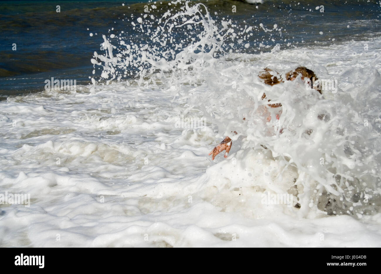 L'élément. Une grosse vague a couvert la fille dans la mer. Banque D'Images