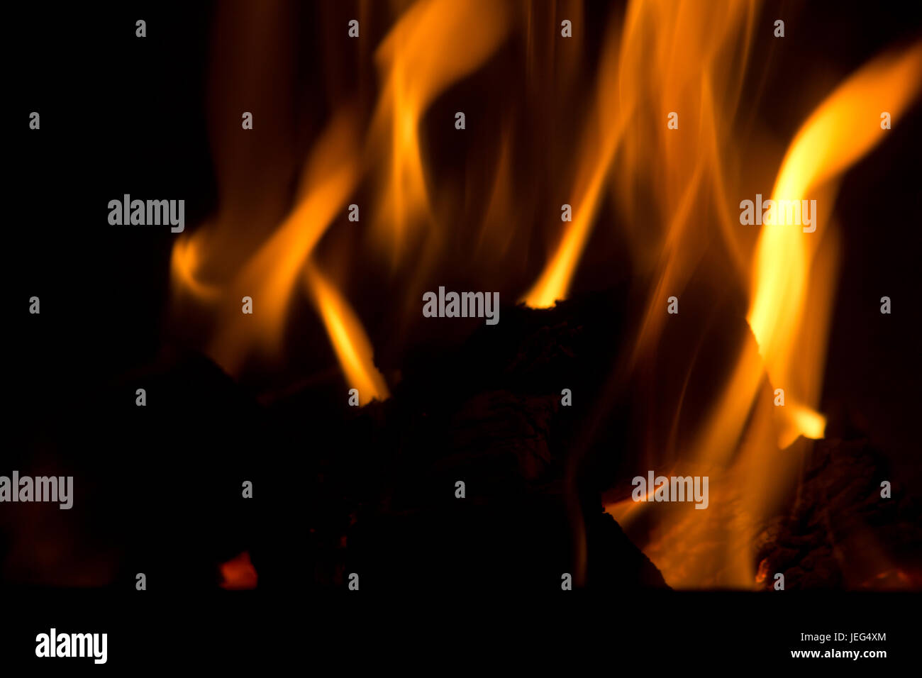 Image abstraite de flammes contre une backgrouind sombre. En utilisant votre imagination, vous pouvez presque voir les formes des créatures différentes dans l'incendie. Banque D'Images