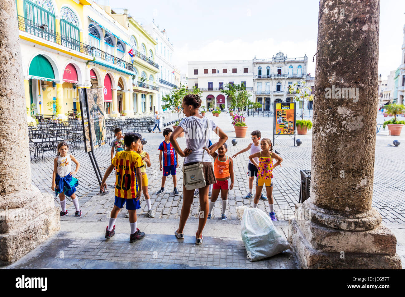 Les enfants de rester en forme, les enfants matin exercice, rester en forme, aire de classe d'exercice, à l'école, les enfants de l'exercice, PT l'entraînement physique, la classe de l'école Banque D'Images