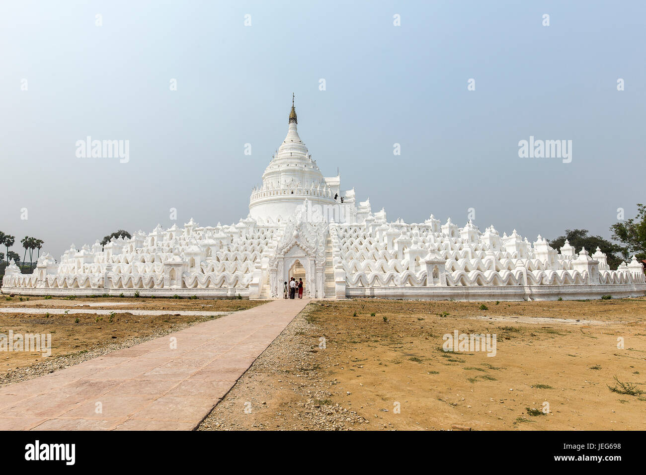 Moines avec parapluie Pagode Hsinbyume Temple à Mandalay Myanmar région Mingon Myanmar pagode temple blanc Banque D'Images