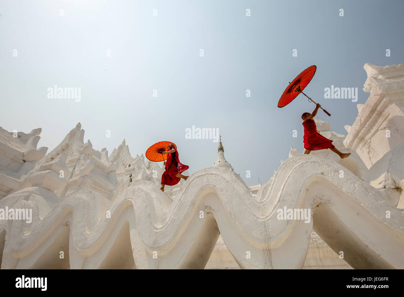 Moines avec parapluie Pagode Hsinbyume Temple à Mandalay Myanmar région Mingon Myanmar pagode temple blanc Banque D'Images