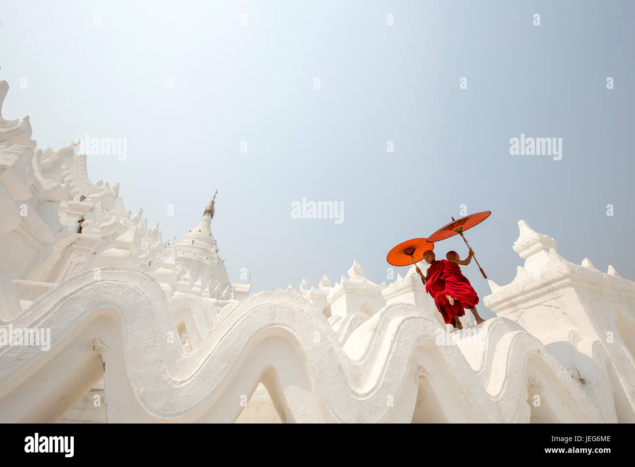 Moines avec parapluie Pagode Hsinbyume Temple à Mandalay Myanmar région Mingon Myanmar pagode temple blanc Banque D'Images