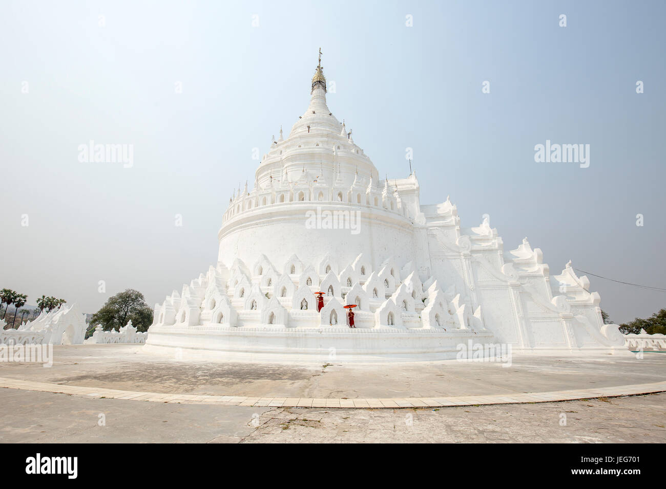 Moines avec parapluie Pagode Hsinbyume Temple à Mandalay Myanmar région Mingon Myanmar pagode temple blanc Banque D'Images