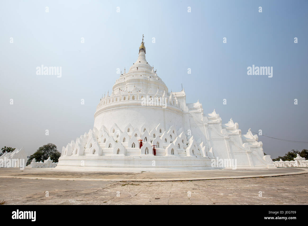 Moines avec parapluie Pagode Hsinbyume Temple à Mandalay Myanmar région Mingon Myanmar pagode temple blanc Banque D'Images