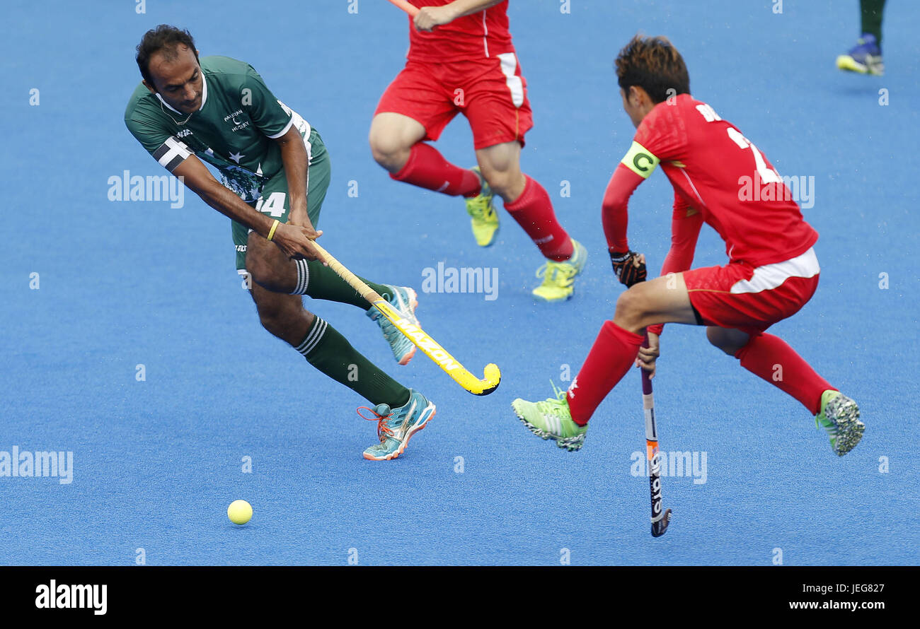 Muhammad Umar Bhutta du Pakistan et de la Chine, Chen Du au cours de la Ligue de hockey du monde, demi-finale 7ème/8ème match à Lee Valley Hockey Centre, Londres. Banque D'Images