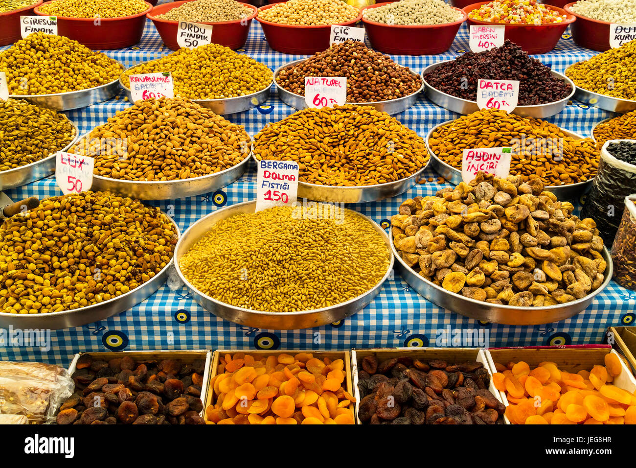Échoppe de marché avec des plats affichage variété de noix et fruits séchés. Banque D'Images
