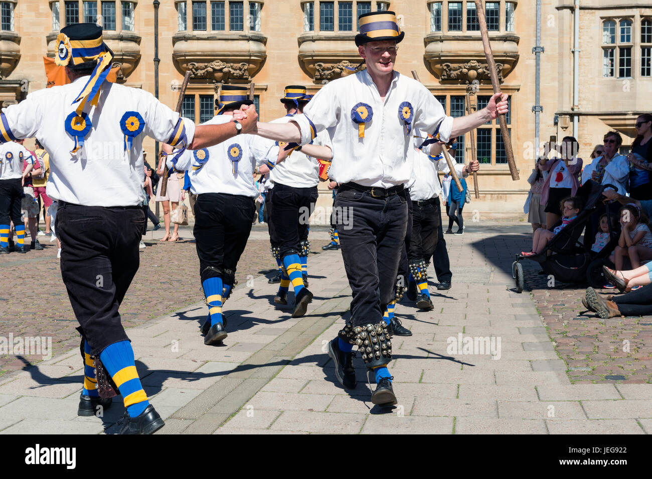 Morris dancing en centre-ville d'Oxford, Royaume-Uni. Banque D'Images