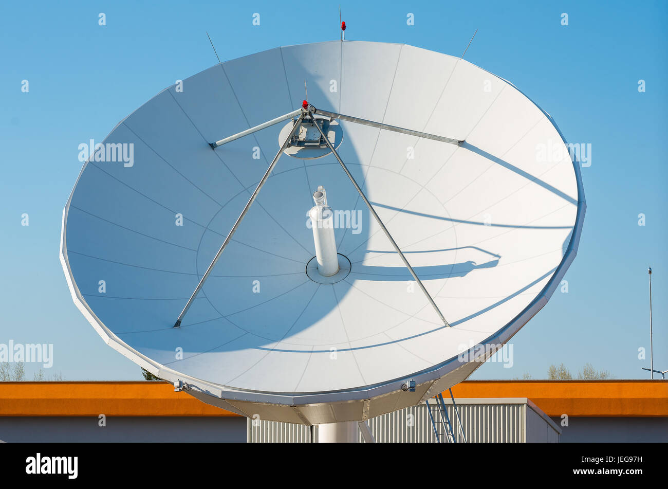 Une grande antenne satellite pour l'industrie des télécommunications visant dans l'espace Banque D'Images