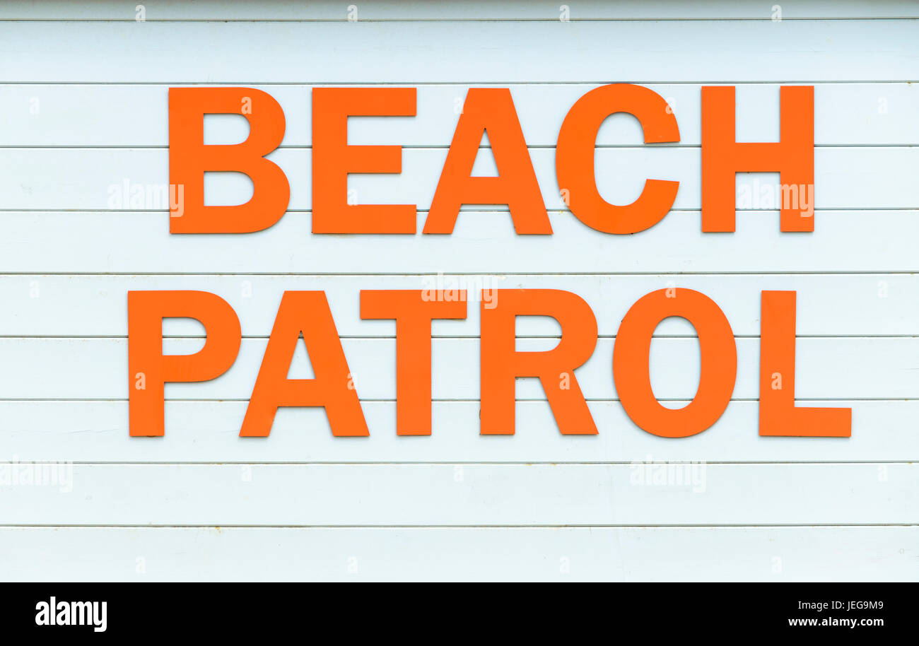 Un signe de patrouille le long de cette plage plage UK. Banque D'Images
