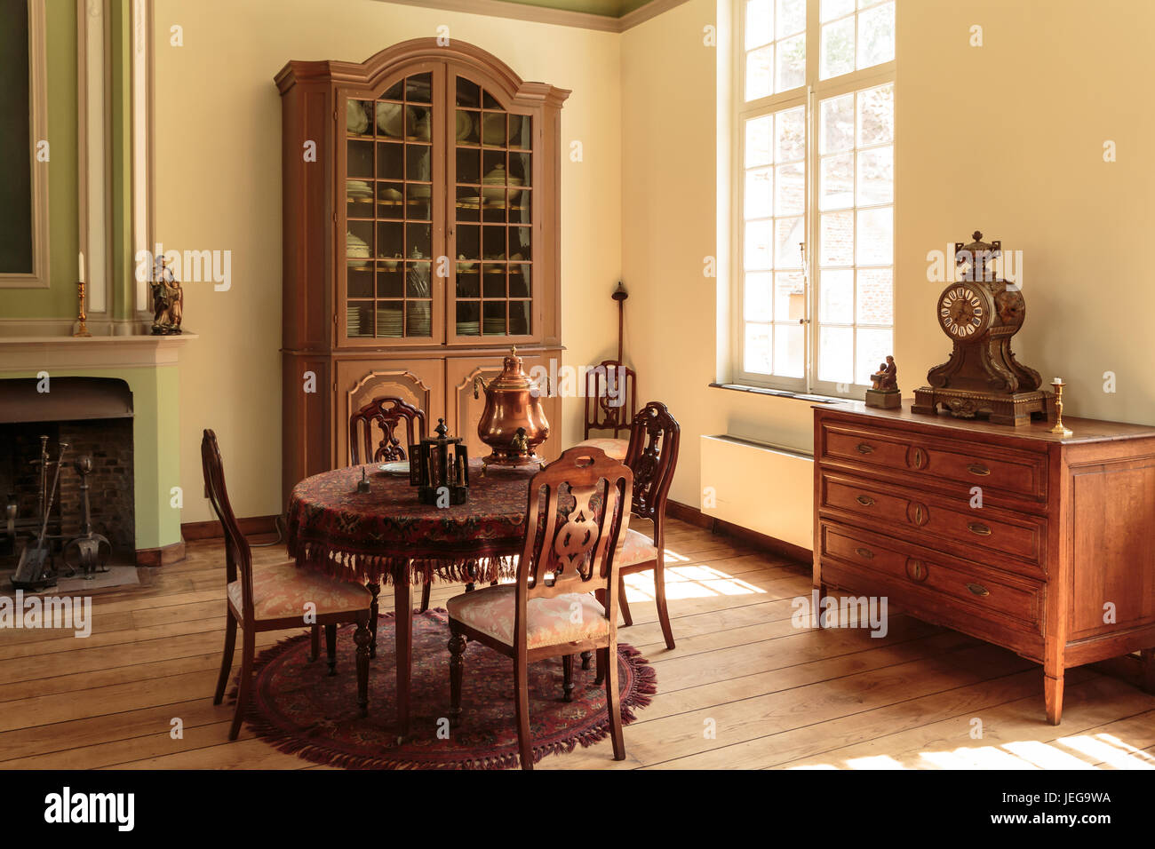 Old fashioned intérieur avec table, chaises, armoire murale en bois et de l'horloge. Historical Museum Bokrijk, Genk, Flandre orientale, Belgique Banque D'Images