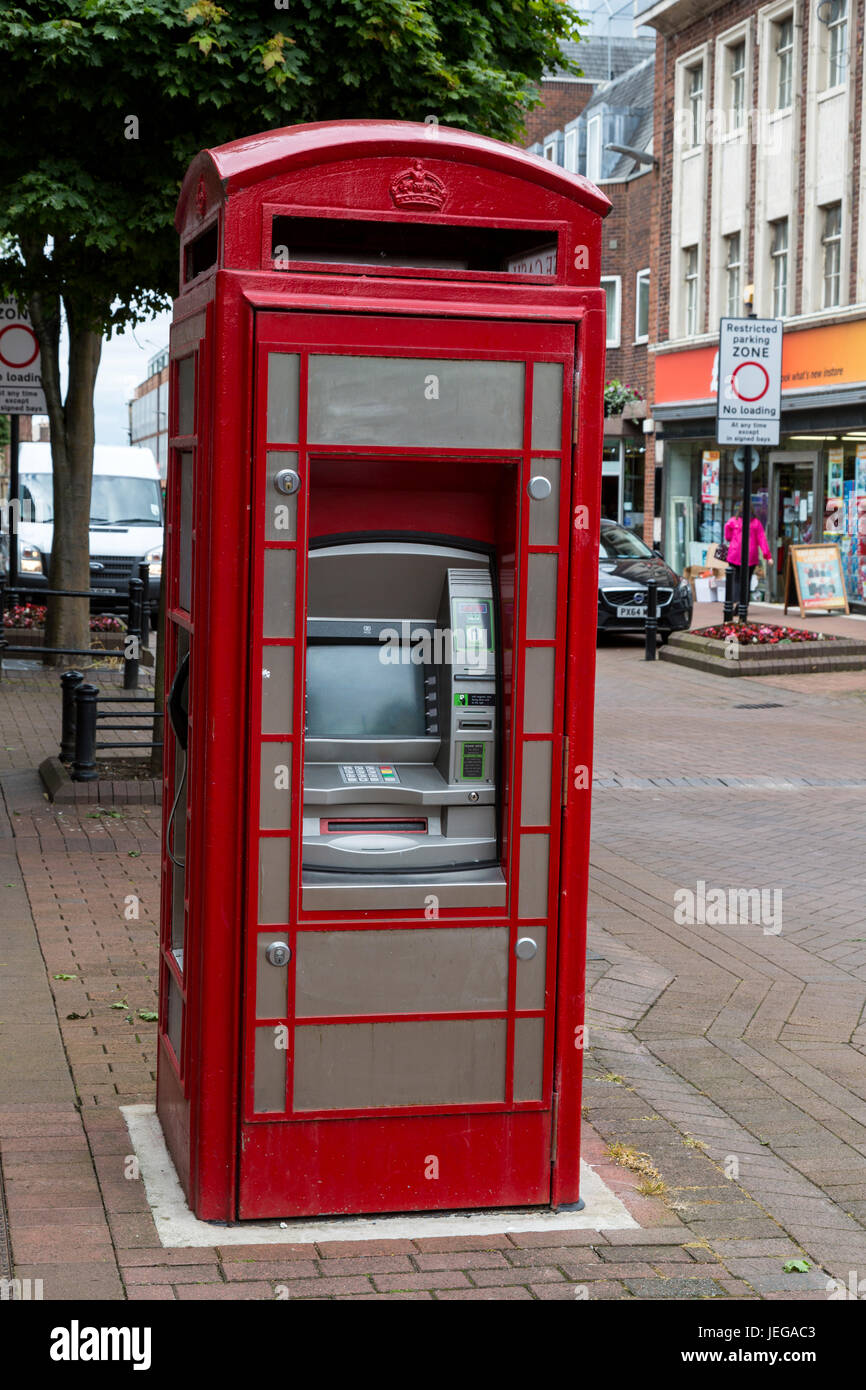 Carlisle, Angleterre, Royaume-Uni. Machine ATM occupe maintenant un vieux redéfinie la cabine téléphonique. Banque D'Images