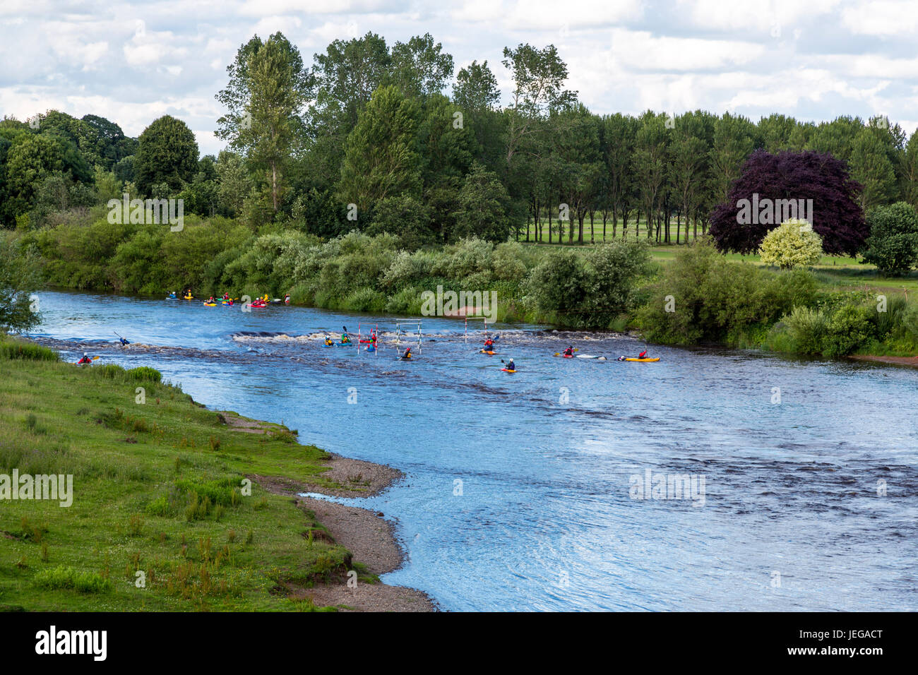 Royaume-uni, Angleterre. La pratique du kayak sur la rivière Eden, Carlisle, Cumbria. Banque D'Images