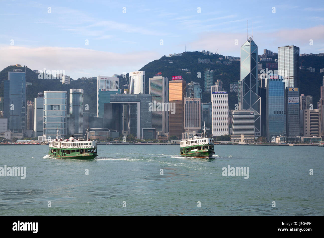 HONG KONG - 2 avril : Ferries croisières Le port de Victoria le 2 avril 2017 à Hong Kong, Chine. Hong Kong ferry est en opération depuis plus de 120 ans un Banque D'Images