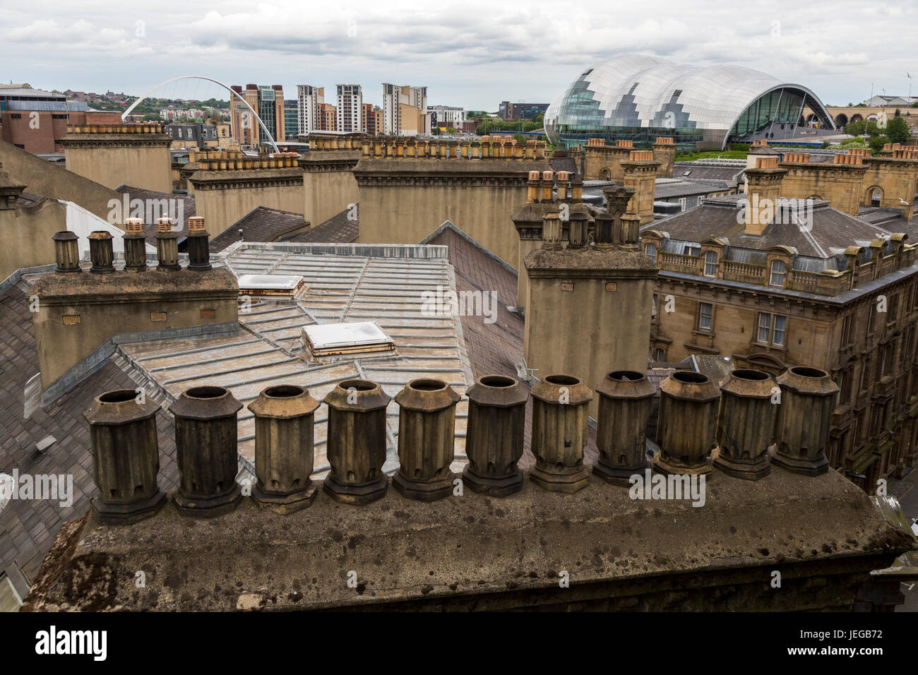 Newcastle-upon-Tyne, Angleterre, Royaume-Uni. Les cheminées et les toits de Newcastle. Le Sage les spectacles de l'autre côté de la rivière à Gateshead sur l'extrême droite. Banque D'Images