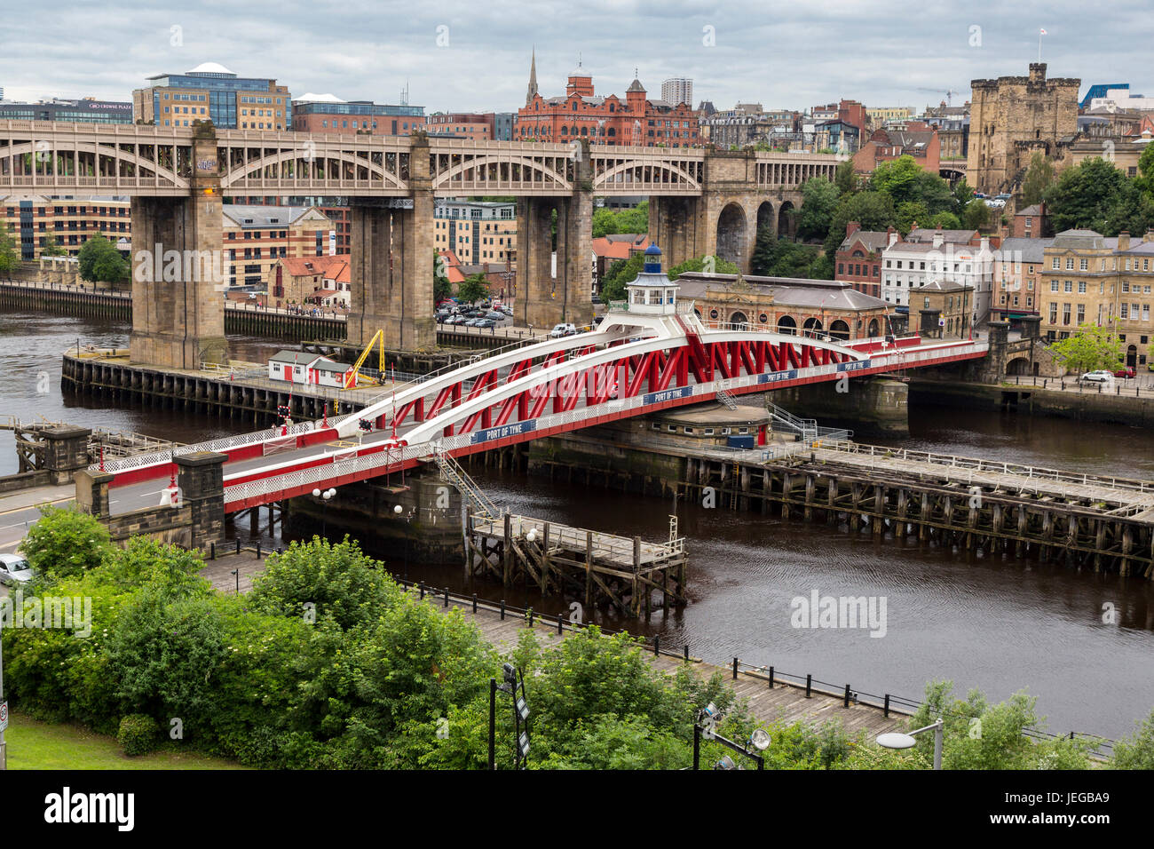 Newcastle-upon-Tyne, Angleterre, Royaume-Uni. Pont tournant de terrain, High Level Bridge en arrière-plan, reliant à Gateshead Newcastle. Banque D'Images