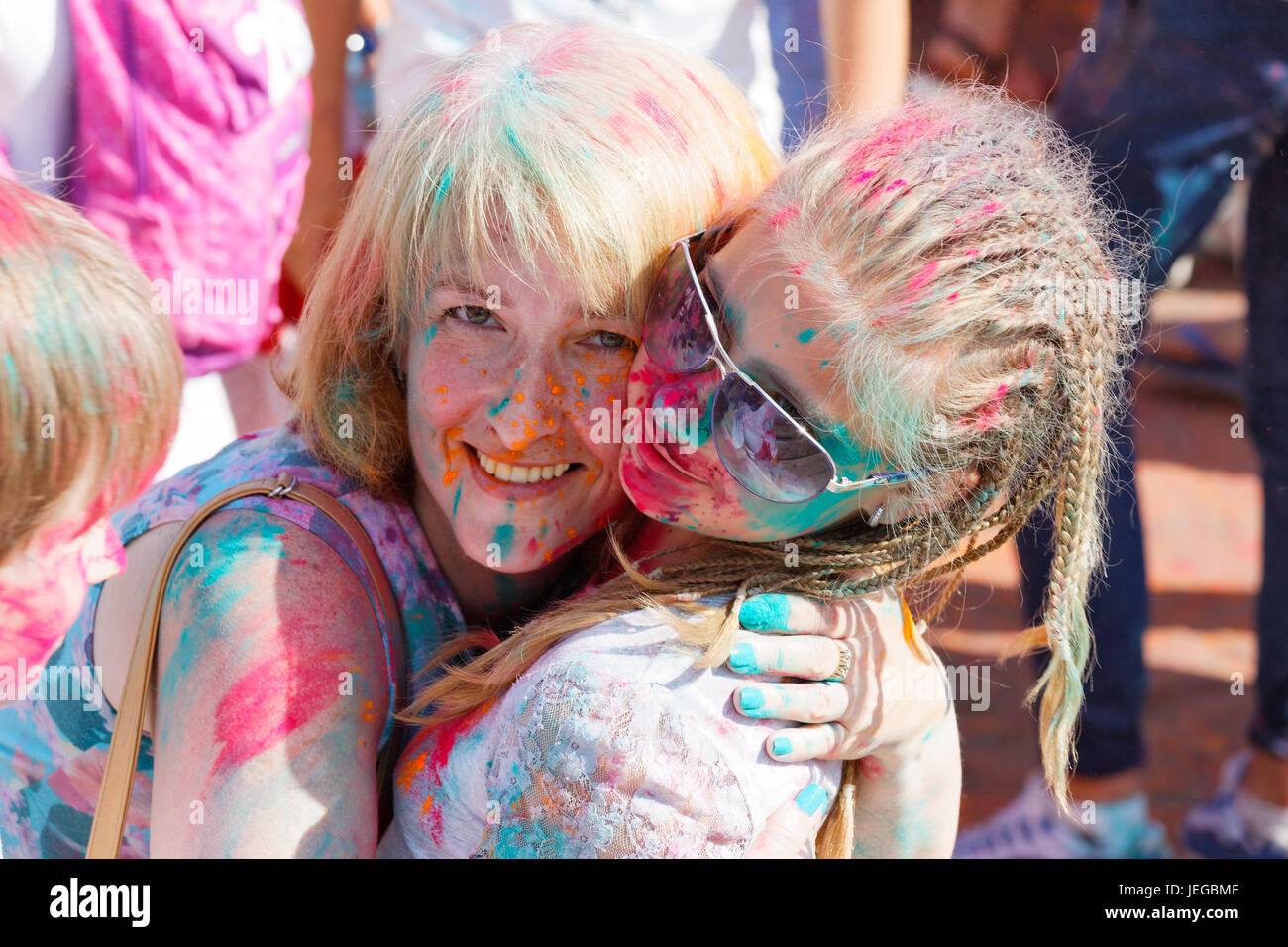 Mère et fille jouer au festival de peinture Banque D'Images