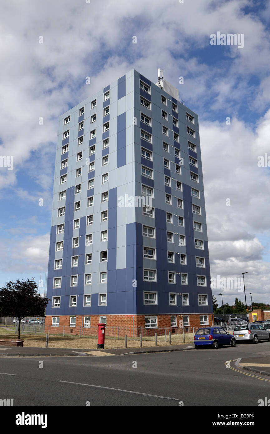 Clements Cour dans Cranford, Westminster, l'un des nombreux tour de blocs avec bardage qui a échoué aux tests de sécurité incendie suite à l'incident de la tour de Grenfell. Banque D'Images