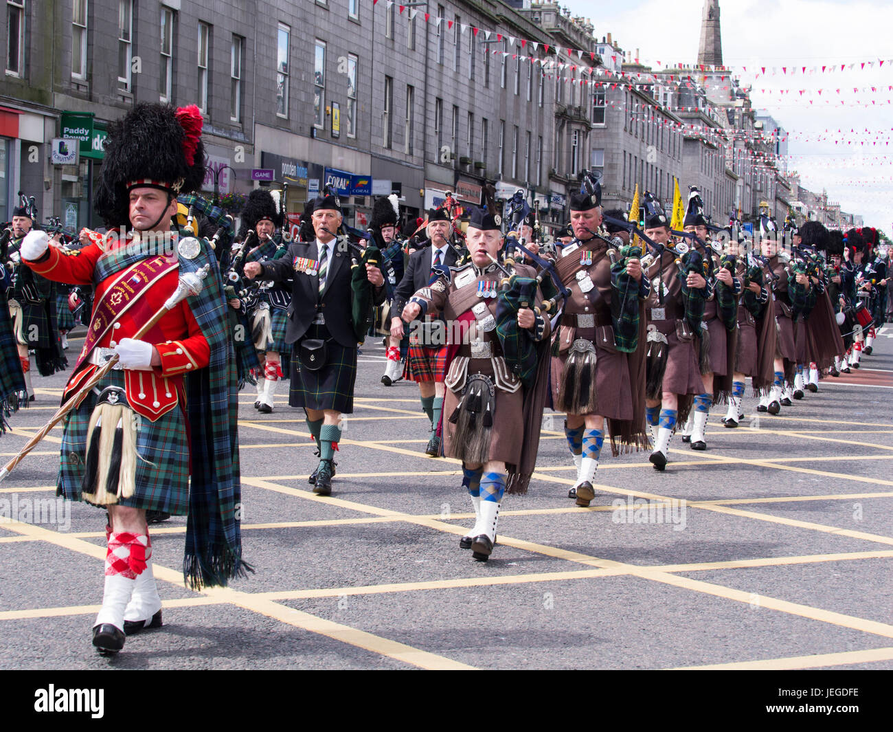 Aberdeen, Écosse, Royaume-Uni. 24 Juin, 2017. Pipe Bands militaires, soldats et cadets représentant des régiments écossais le long de la rue Union Street, Aberdeen, au cours de la Journée nationale des Forces armées en 2017. Credit : AC Images/Alamy Live News Banque D'Images