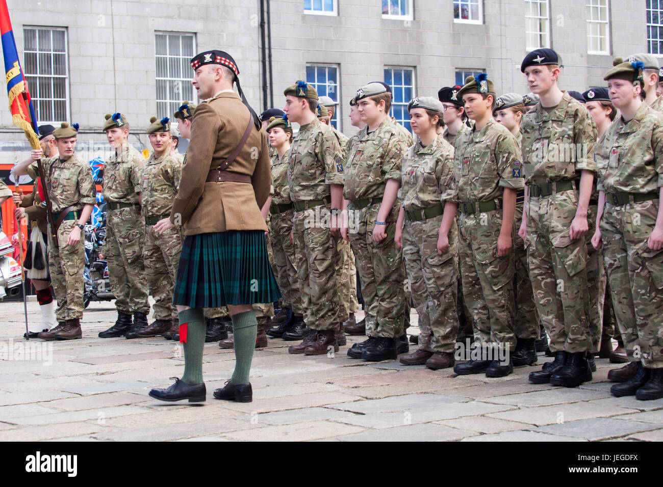 Aberdeen, Écosse, Royaume-Uni. 24 Juin, 2017. Un groupe de cadets de l'Écossais à l'article attention dans la rue Union Street, Aberdeen, pendant la commémoration de la Journée nationale des Forces armées en 2017. Credit : AC Images/Alamy Live News Banque D'Images