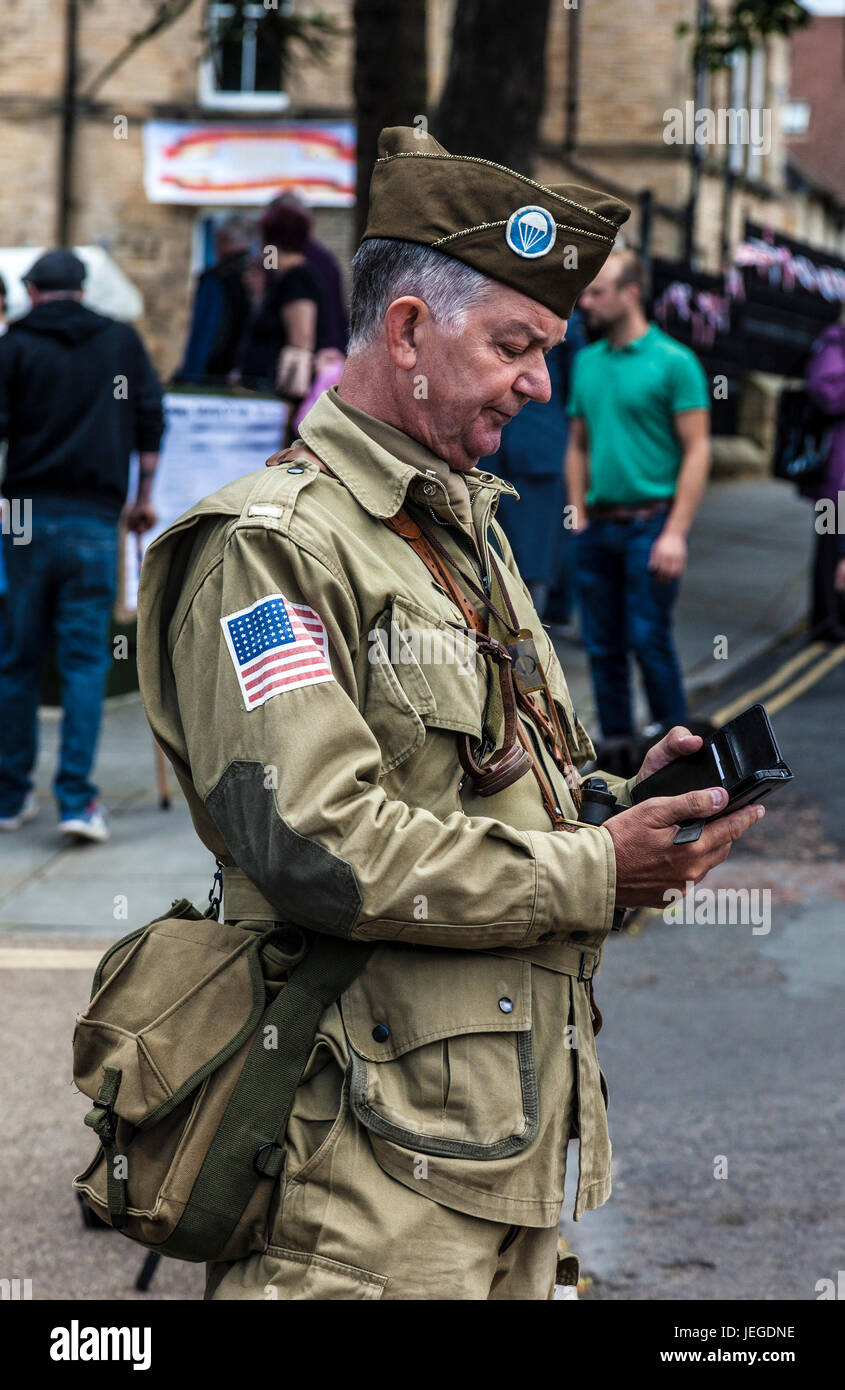 Barnard Castle, comté de Durham au Royaume-Uni. Samedi 24 juin 2017, Journée des Forces armées. Le marché nord-est Ville de Barnard Castle fit un pas en arrière dans le temps aujourd'hui que les gens habillés en vêtements de 1940, dans le cadre de la et Barnard Castle 1940 Fin de semaine. © David Forster/Alamy Live News Banque D'Images