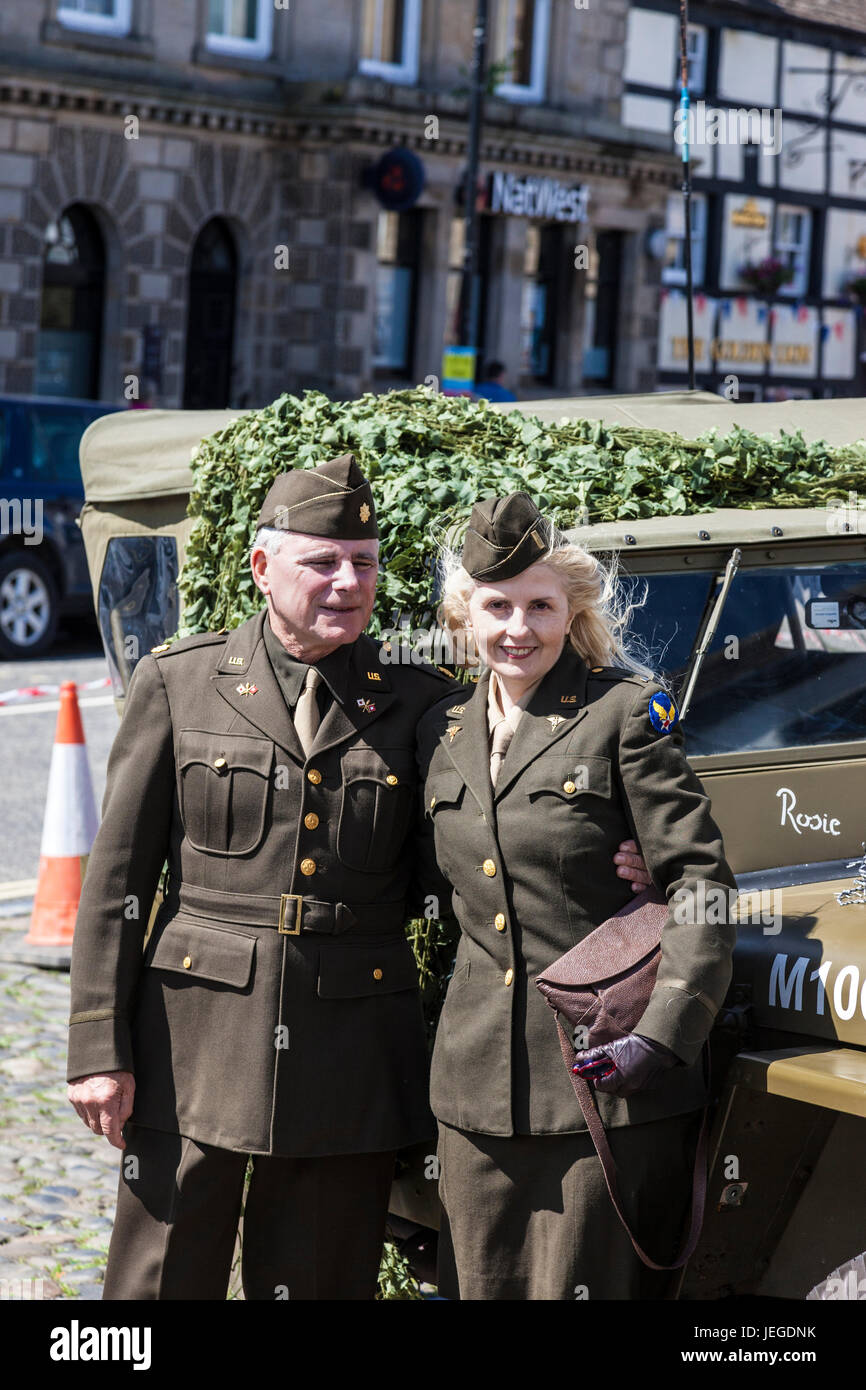 Barnard Castle, comté de Durham au Royaume-Uni. Samedi 24 juin 2017, Journée des Forces armées. Le marché nord-est Ville de Barnard Castle fit un pas en arrière dans le temps aujourd'hui que les gens habillés en vêtements de 1940, dans le cadre de la et Barnard Castle 1940 Fin de semaine. © David Forster/Alamy Live News Banque D'Images