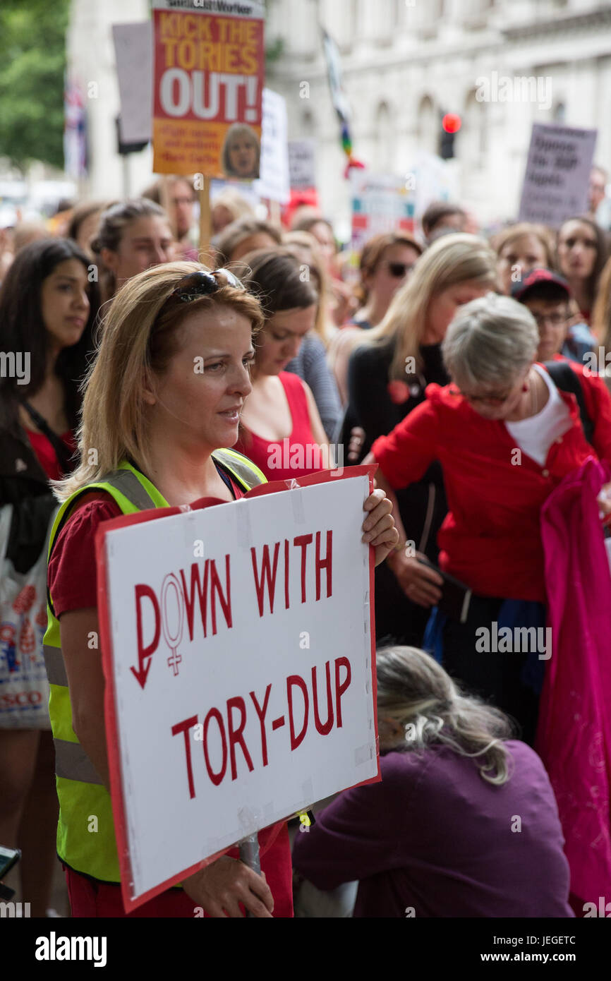 Londres, Royaume-Uni. 24 Juin, 2017. Les femmes, dont beaucoup porter du rouge, protestation devant Downing Street contre toute entente entre le parti conservateur et le Parti unioniste démocratique (DUP). Les femmes ont parlé contre la DUP's les restrictions sur les droits des femmes et des personnes LGBT et des liens vers d'ici- la politique et droit aussi à l'appui du droit d'accès à l'avortement en Irlande du Nord. Credit : Mark Kerrison/Alamy Live News Banque D'Images