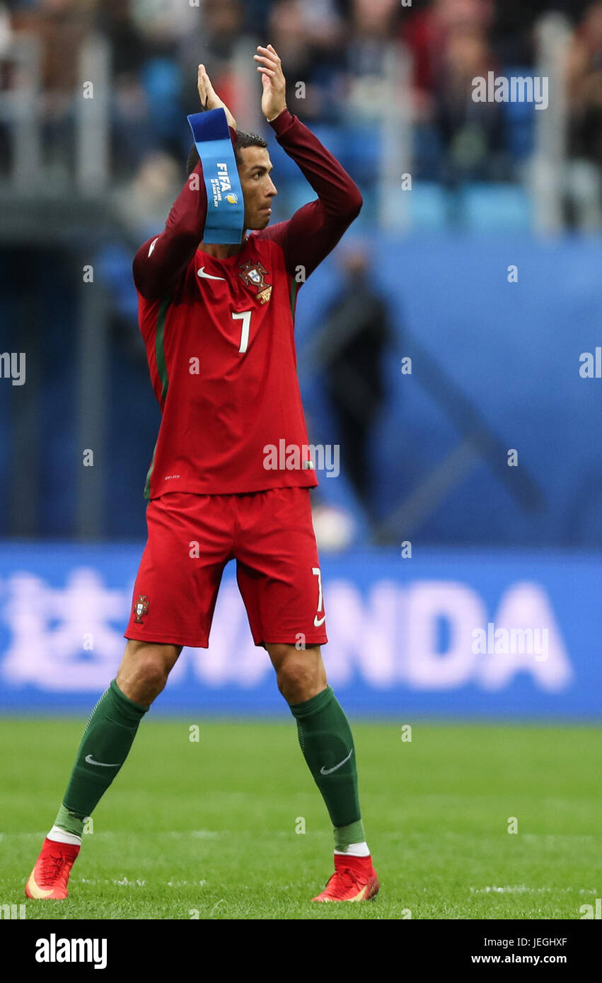 Saint-pétersbourg, Russie. 24 Juin, 2017. Cristiano Ronaldo du Portugal accueille les spectateurs comme il quitte le terrain après qu'il est remplacé par son coéquipier Nani pendant le groupe d'un match entre la Nouvelle-Zélande et le Portugal de la Coupe des Confédérations de la FIFA 2017 à Saint-Pétersbourg, Russie, le 24 juin 2017. Le Portugal a gagné 4-0. Credit : Wu Zhuang/Xinhua/Alamy Live News Banque D'Images