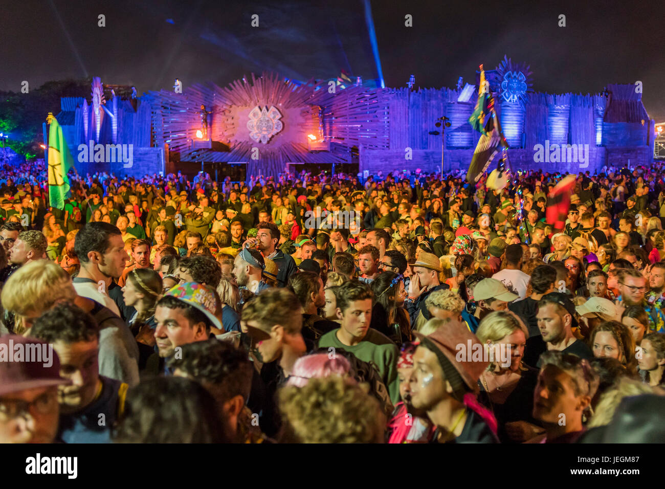 Glastonbury, Royaume-Uni. 24 Juin, 2017. La Queue pour Shangri-La - Le festival de Glastonbury en 2017, digne ferme. Glastonbury, le 25 juin 2017 Crédit : Guy Bell/Alamy Live News Crédit : Guy Bell/Alamy Live News Banque D'Images