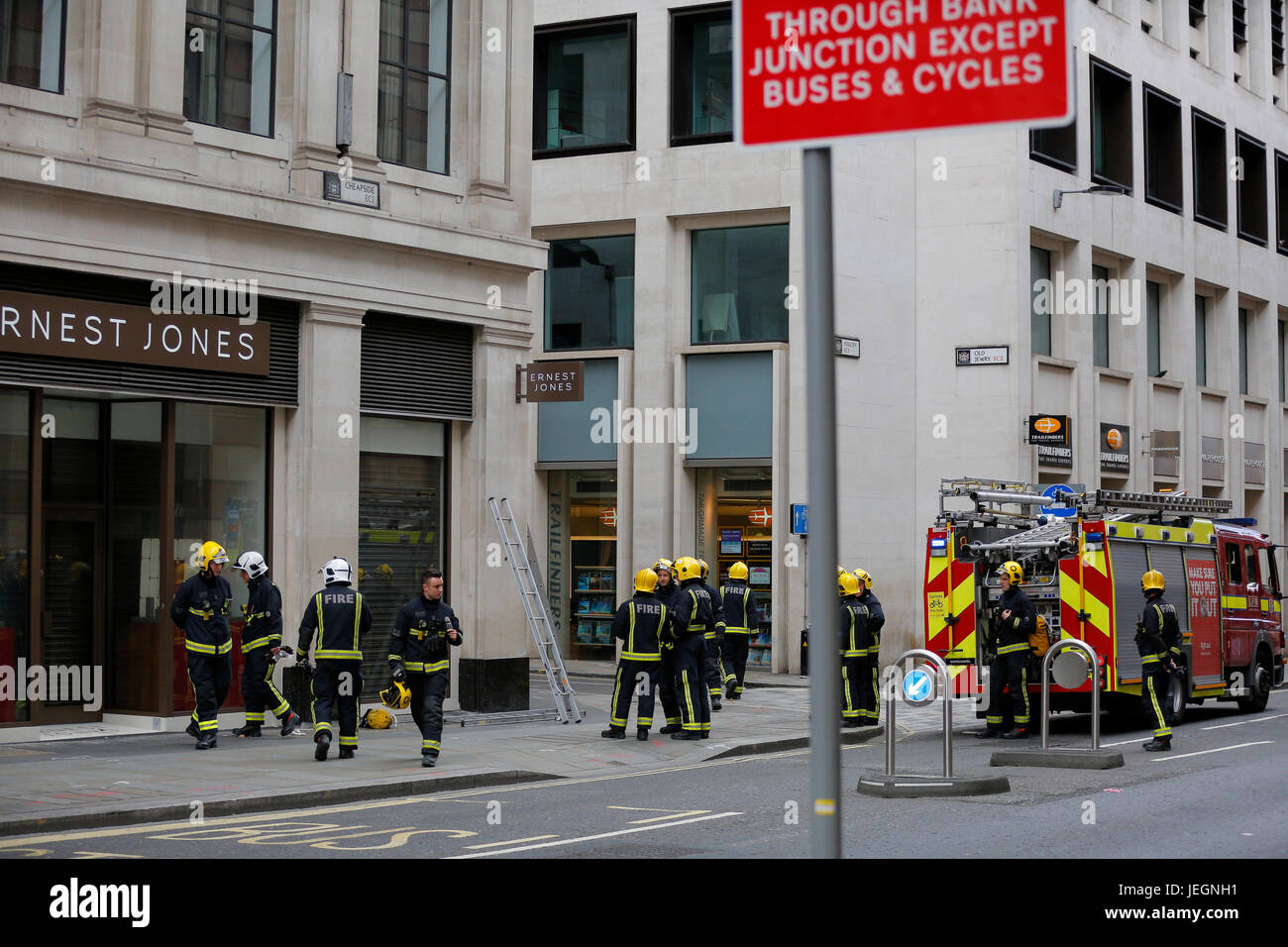 Londres, Royaume-Uni. 25 Jun, 2017. Les pompiers et la police répond au son de l'alarme à l'extérieur de Ernest Jones magazine bijoux sur Cheapside près de à Ville de Londres. Pompiers garés devant les boutiques et de police de suspendre le trafic sur Cheapside. Regarder les gens à proximité de la police et les pompiers à l'extérieur rassemblement Ernest Jones shop. Alarme bruyante est entendu autour de salon. Les camions de pompiers ont été les premiers à répondre à la police est arrivée quelques minutes plus tard. Tout semble à l'abri de l'extérieur aucun feu visible de voir ou pas de fumée pour voir n'importe où dans la région. Credit : Antanas Martinkus pour CTJA/Alamy Live News Banque D'Images