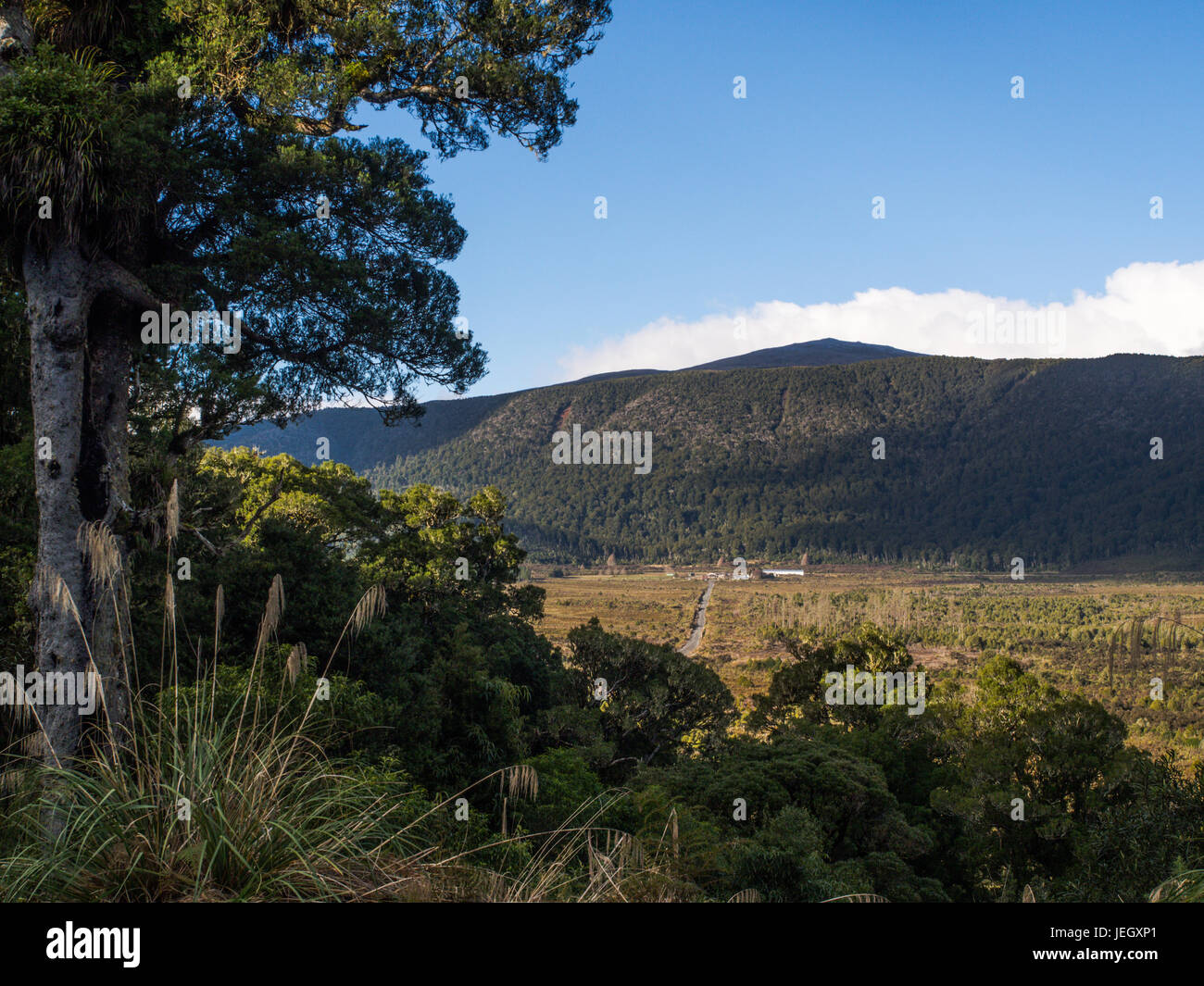 Hauhungatahi, Parc National de Tongariro, en Nouvelle-Zélande. Erua route menant à la petite colonie de Erua en dessous. Banque D'Images