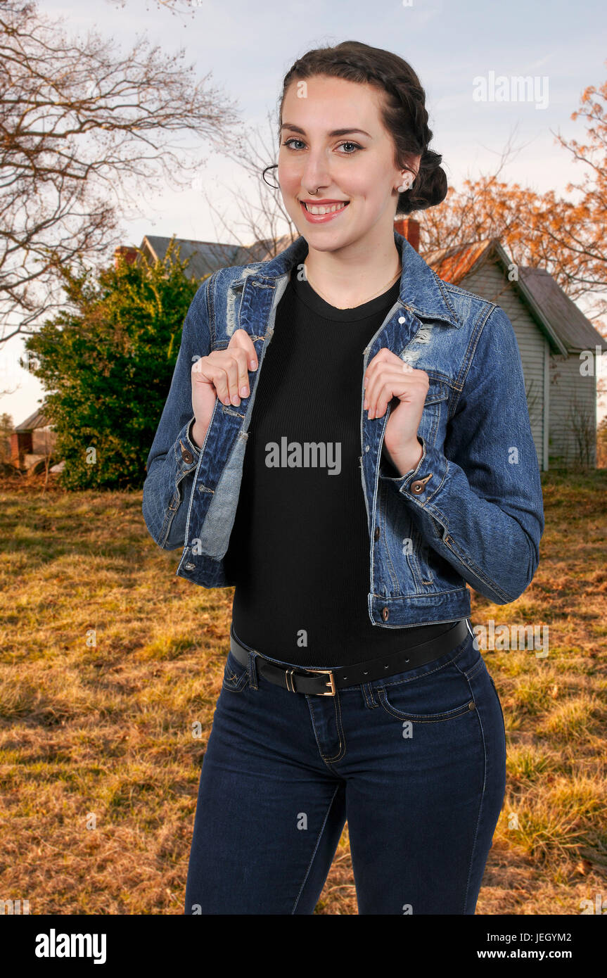 Belle femme portant une paire de jeans et une veste en jean Photo Stock -  Alamy