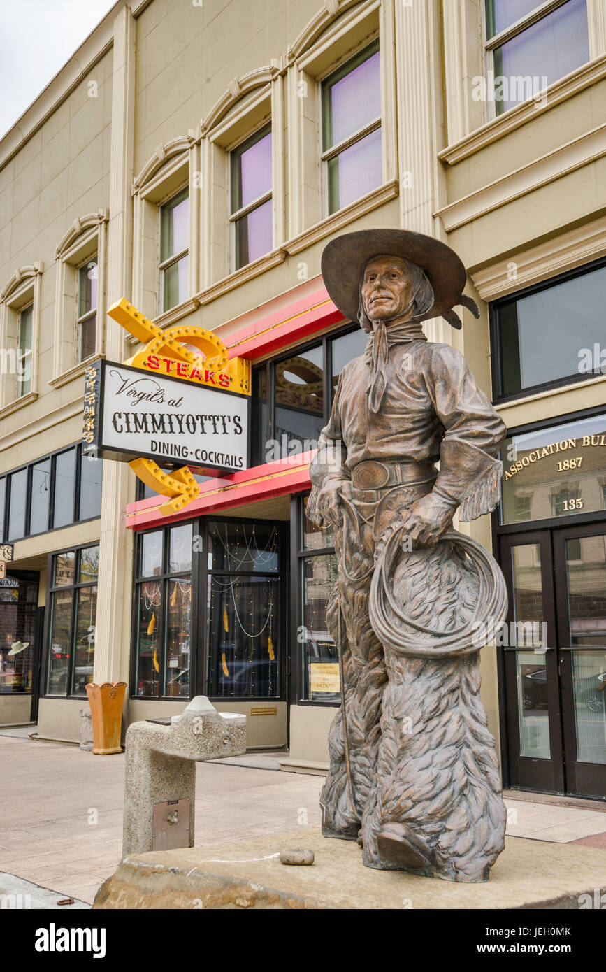 Statue en bronze de Jackson Sundown, Native American rodeo rider, Nez Perce Cavalier, par Greg Polutanovich, 2013, rue principale de Pendleton, Oregon, USA Banque D'Images
