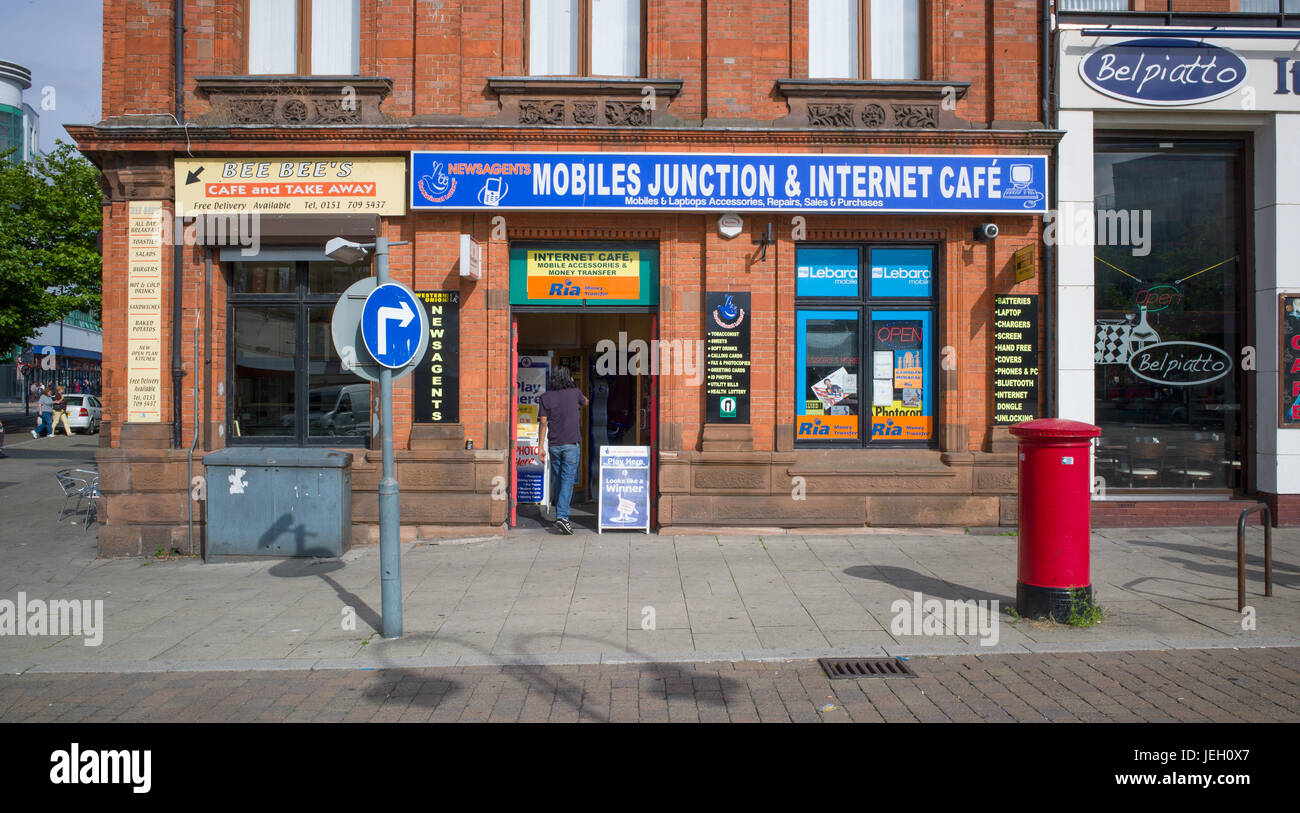 Café, café internet et boutique de téléphonie mobile, et Itlaian restaurant, Anson Road, Liverpool, Royaume-Uni Banque D'Images