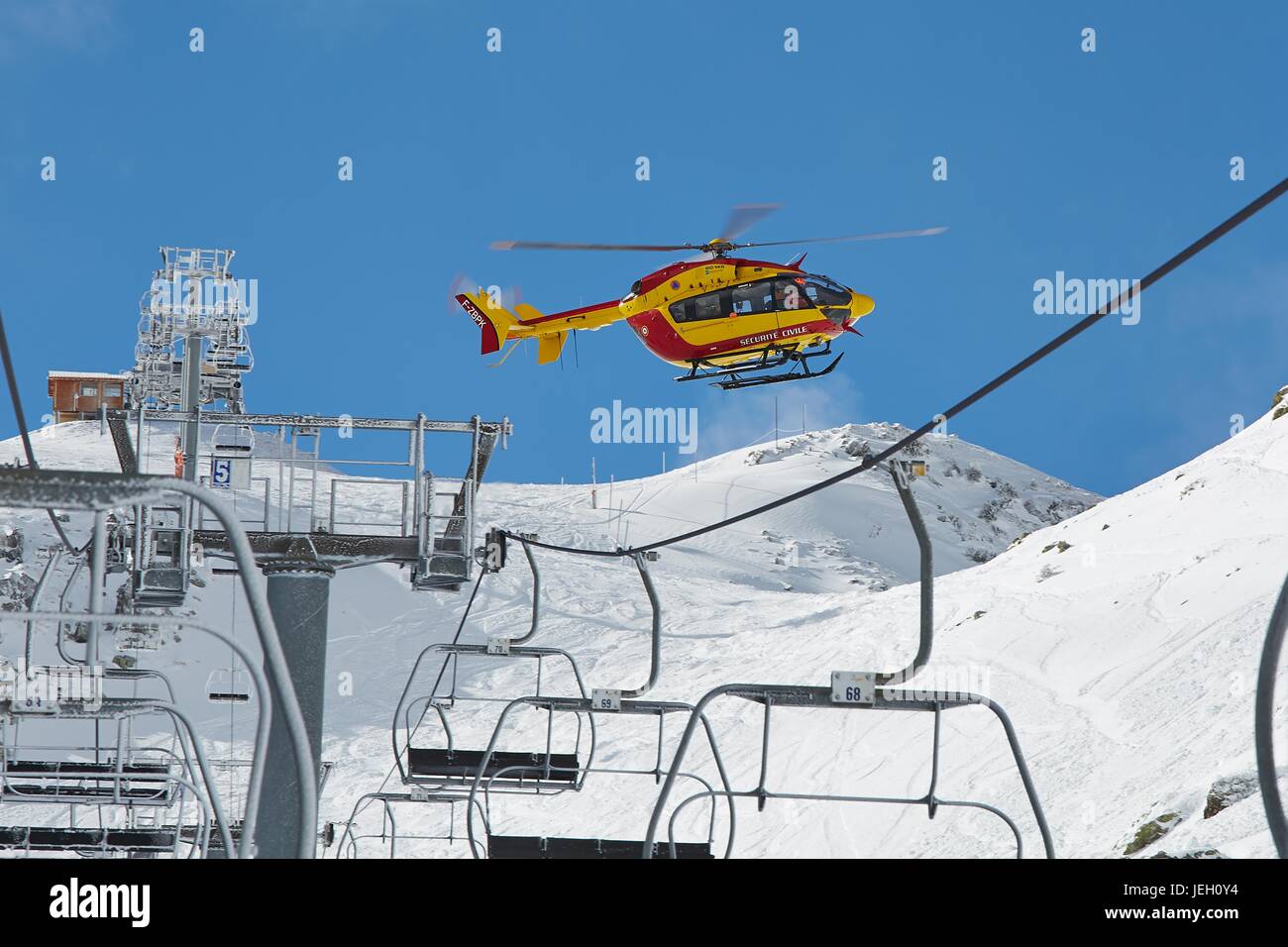 Hélicoptère de sauvetage en montagne Banque D'Images